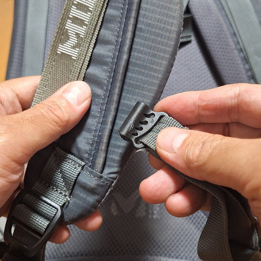 外れてしまったレール式チェストストラップの取り付け方法